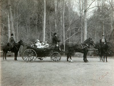 1900年代にロシアのツァールスコエセローの公園で家族と一緒にロシアの皇帝ニコラス2世。 作： K. von Hahn