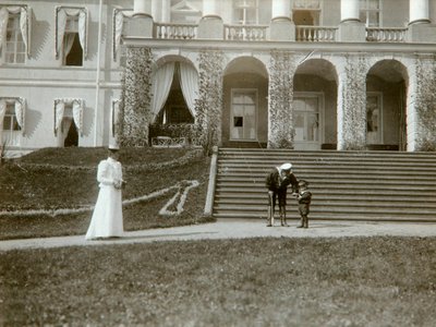 Tsarina Alexandra Fyodorovna with Tsarevich Alexei of Russia、c1907-c1910。 作： K. von Hahn
