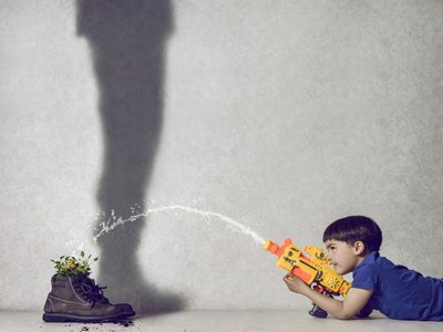 少年が水辺の植物の影 作： 