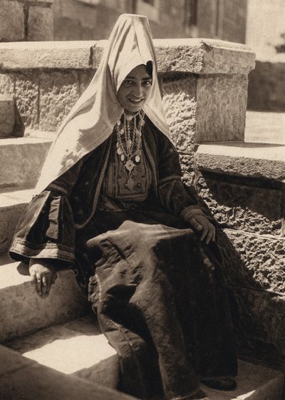 ベツレヘム、ベツレヘムの既婚女性 (白黒写真) 作： Karl Grober