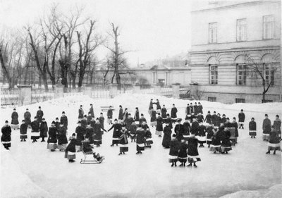 ウィンターウォークでのスモーリィ高貴な乙女研究所の生徒c。 1913 作： Karl Karlovich Bulla