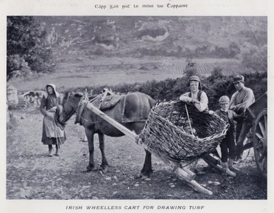 アイルランドの芝を引くための車輪のないカート（モノクロ写真 作： Karl Karlovich Piratsky