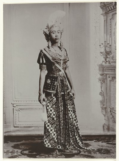 扇子を手に、頭に王冠をかぶったジャワの女性のポートレート 作： Kassian Cephas