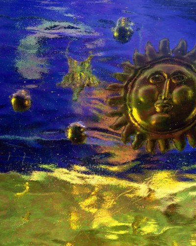 青と金の太陽 作： Katherine Fawssett