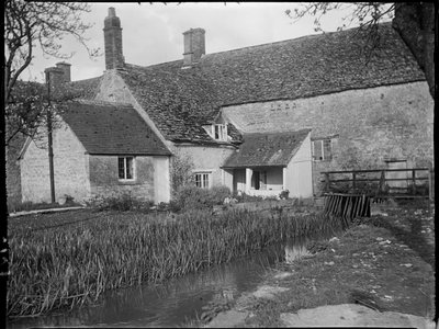 Mill Cottage、Swinbrook、Swinbrook And Widford、オックスフォードシャー 作： Katherine Jean Macfee