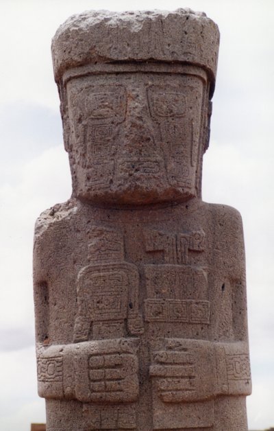西暦8～10世紀に建造されたプレ・コロンブス遺跡の寺院地区カラササイのポンセ・モノリス（写真）（138751も参照） 作： ケイティ・アッテンボロー