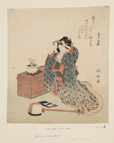 髪を整える三味線奏者（カラー木版画 作： Katsushika Hokusai