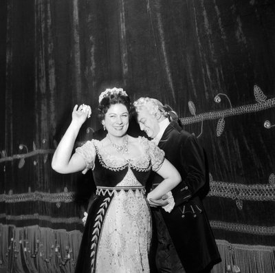 ミラノのスカラ座でのレナータ・テバルディとティト・ゴッビ 作： Alec Hunter