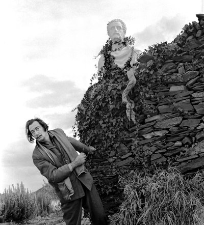 ポート リガットでのサルバドール ダリ、1957 年 11 月 (白黒写真) 作： Alec Hunter