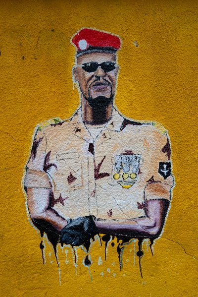 ママディ・ドゥンボウヤのストリート アートの肖像画、コナクリ、2019 年 作： Alec Hunter