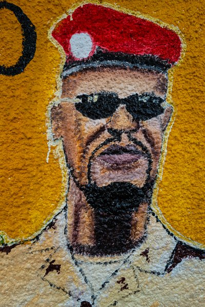 ママディ・ドゥンボウヤのストリート アートの肖像画、コナクリ、2019 年 作： Alec Hunter