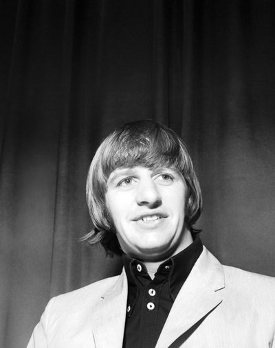 1965 年 4 月 24 日、ミラノのヴェロドローム ヴィゴレッリでコンサートを行うビートルズ (白黒写真) 作： Alec Hunter