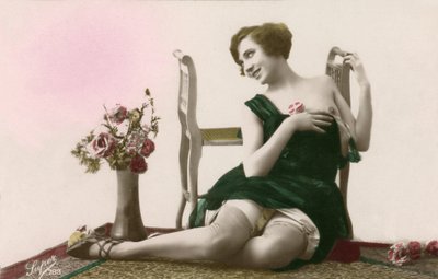 緑のドレスを着た女性、c。 1900年代初頭（ポストカード） 作： Alec Hunter