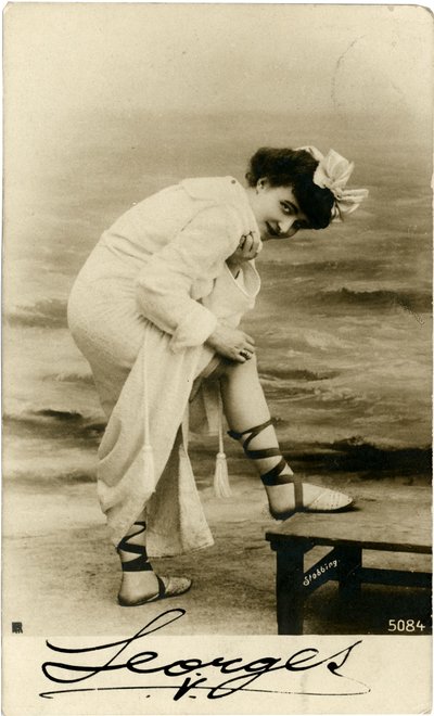 浜辺の女 c. 1900年代初頭（ポストカード） 作： Alec Hunter