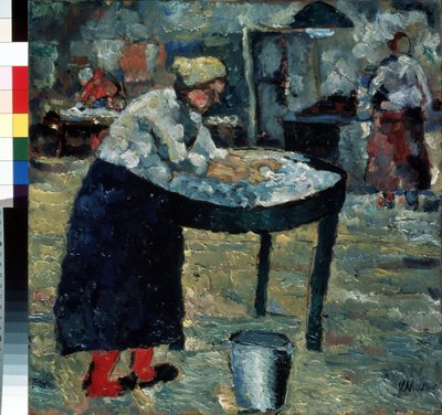 ランドレス（A Laundress）。 中庭では、女性が一段高くなった浴槽に身をかがめ、足元に金属製のバケツを置いて忙しく洗濯をしていました。 背景では、補完的な活動をしている他の女性、水を沸かしたり、アイロンをかけたりしています。 印刷 作： Kazimir Severinovich Malevich
