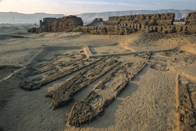 アビュドス、泥レンガの墓の中の5000年前の木製の板船、初期王朝時代、2005年（写真） 作： Kenneth Garrett