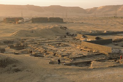 アビュドス、第1王朝ファラオ・アハの儀式用囲いの遺跡概要、紀元前2950年頃、...、2005年（写真） 作： Kenneth Garrett
