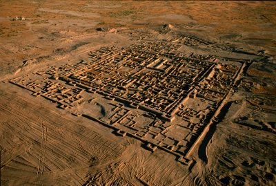 オクサス文化の重要な中心地、ゴヌールの空撮写真。城壁に囲まれたコロニーで、中央には..., 2004年（写真） 作： Kenneth Garrett
