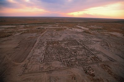 発掘現場の空撮; オクサス文明; トルクメニスタン; ゴノール・デペ遺跡; ビクター・S..., 2004年（写真） 作： Kenneth Garrett