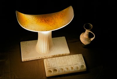 テティアンクケムのアラバスター製ヘッドレストと七種の聖油の供物板、古王国時代、2002年（写真） 作： Kenneth Garrett