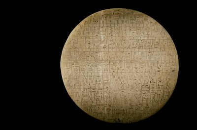 カルのアラバスターの供物台、2002年（写真）。 作： Kenneth Garrett