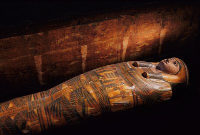 レディ・タベルの人類型棺、2002年（写真） 作： Kenneth Garrett