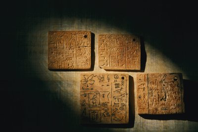 2002年、初期王朝時代、カーア王から出土した骨と象牙の筆記体ラベル（写真） 作： Kenneth Garrett