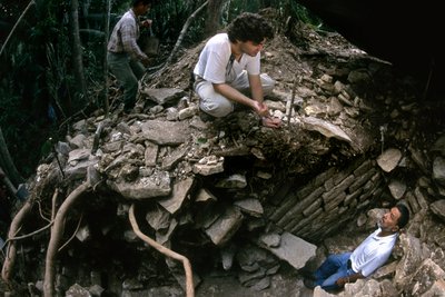 カンクン、グアテマラ、アーサー・デマレスト、ルディ・ラリオス、マヤ、宮殿、古典期、ペテン、2004年（写真） 作： Kenneth Garrett