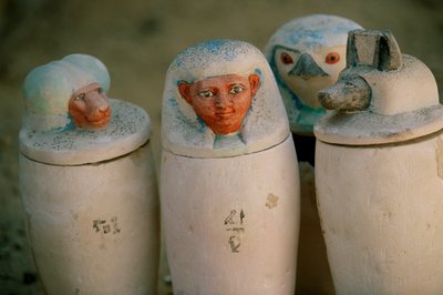 ホルス、ハピー、ドゥアムテフ、...の4人の息子のストッパーが付いたパケルデマモンのカノプス壺、2002年（写真） 作： Kenneth Garrett