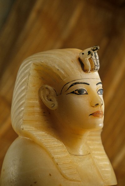 女性の肖像画を模したツタンカーメン墓のアラバスター製カノープス栓 2009年（写真） 作： Kenneth Garrett