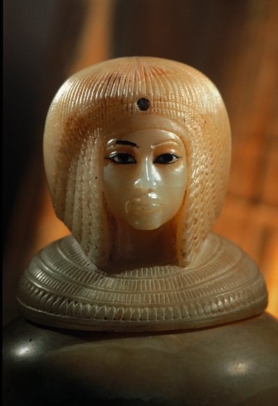 ファラオ・アケナテンの副夫人であるキヤをかたどった天蓋壺の蓋、2009年（写真）。 作： Kenneth Garrett