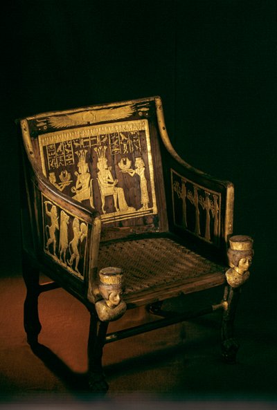 アメン王の娘」シタムン王女（紀元前1370年頃～不明）の椅子、2009年（写真）。 作： Kenneth Garrett