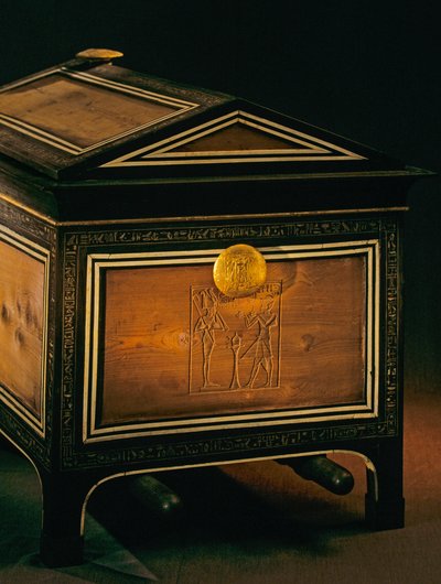 キャリーポール付きチェスト、2009年（写真） 作： Kenneth Garrett
