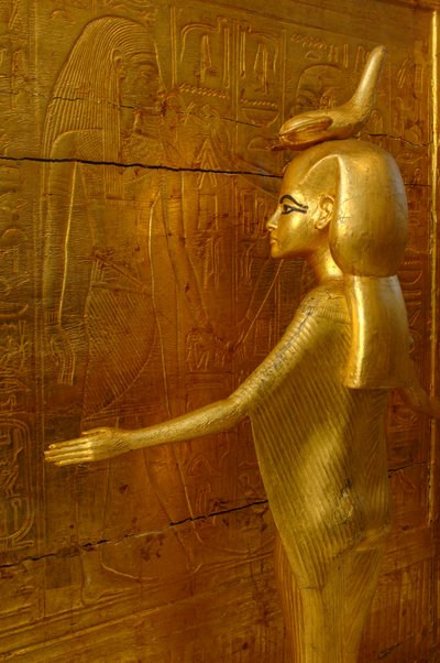 カノポス壺のための祠を囲むセルケト女神のディテール、木と漆喰と金箔、2009年（写真） 作： Kenneth Garrett