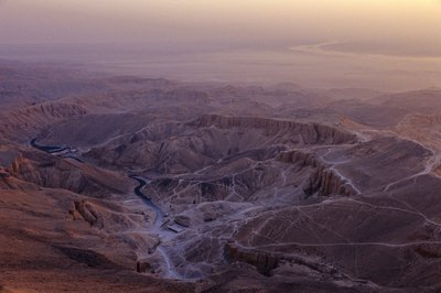 エジプトの王家の谷、ルクソール近郊、背景はナイル川、新王国時代、エジプト、2001年（写真） 作： Kenneth Garrett