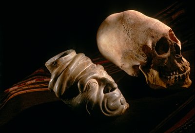 太陽の帝国;ボリビア;先住民;アンデス;ティワナク;頭蓋変形...、2002年（写真） 作： Kenneth Garrett