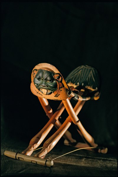 ツタンカーメン王の折りたたみ式象牙製ヘッドレスト、新王国時代、2002年（写真） 作： Kenneth Garrett