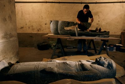 新王国時代、2002年に復元されたセンケド石棺の台座の破片（写真）。 作： Kenneth Garrett