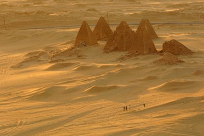 ゲベル・バルカル、神殿群、ファラオ・タハルカ、ムト神殿、B300、ナイル川カレイマ町、2007年（写真）。 作： Kenneth Garrett