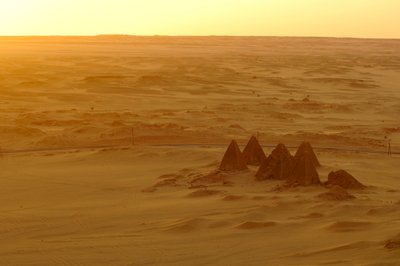 ゲベル・バルカル、神殿群、ファラオ・タハルカ、ムト神殿、B300、ナイル川カレイマ町、2007年（写真）。 作： Kenneth Garrett