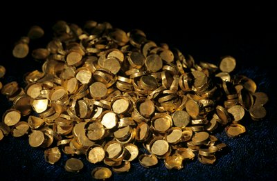 ティリヤ・テペで発見されたバクトリア遊牧民の6つの墓から出土した金製品。 作： Kenneth Garrett