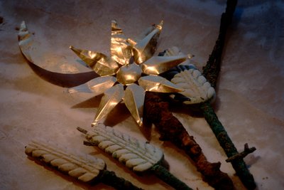 金の太陽と月と麦の棒、工芸品、オクサス文明、トルクメニスタン、ゴノ...、2004年（写真） 作： Kenneth Garrett