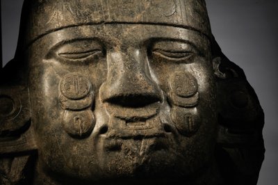 偉大なるアステカ人、MM7677、メキシコ、メキシコ・シティ、NMAH、緑色の石、コヨルシャウキの女神...、2008年（写真） 作： Kenneth Garrett