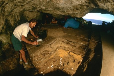 氷河期人類、ブロンボス洞窟、クリス・ヘンシルウッド、9万BP、南アフリカ、現代人、2000年（写真） 作： Kenneth Garrett