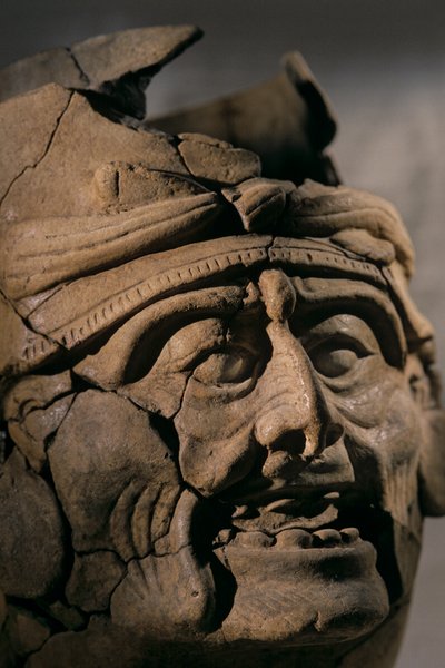 神の顔をかたどった香炉、陶器、マヤの首都アグアテカ出土品、2006年（写真） 作： Kenneth Garrett