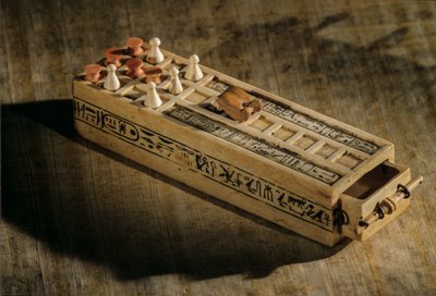象牙のゲーム盤、20マスとゲーム駒、2009年（写真） 作： Kenneth Garrett