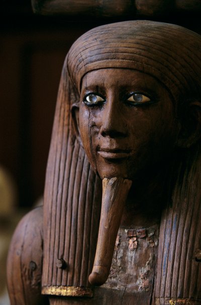 金箔と半貴石をあしらった等身大のアウイブル＝ホル王の木彫りのカ像、2002年（写真） 作： Kenneth Garrett