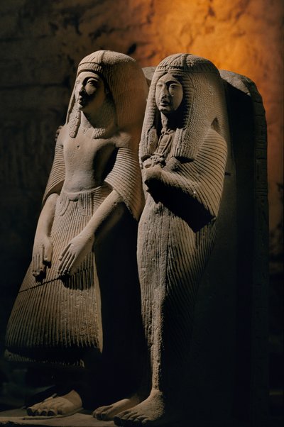 アメネミペット司祭とその妻の石灰岩二重像、新王国時代、2002年（写真） 作： Kenneth Garrett