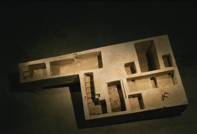 王墓の石灰岩模型、中王国、2002年（写真） 作： Kenneth Garrett