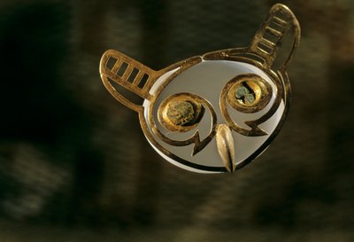 モチェ; 埋葬; ワカ・ドス・カベサス-ヘセテペケ,金のフクロウの鼻飾り 作： Kenneth Garrett